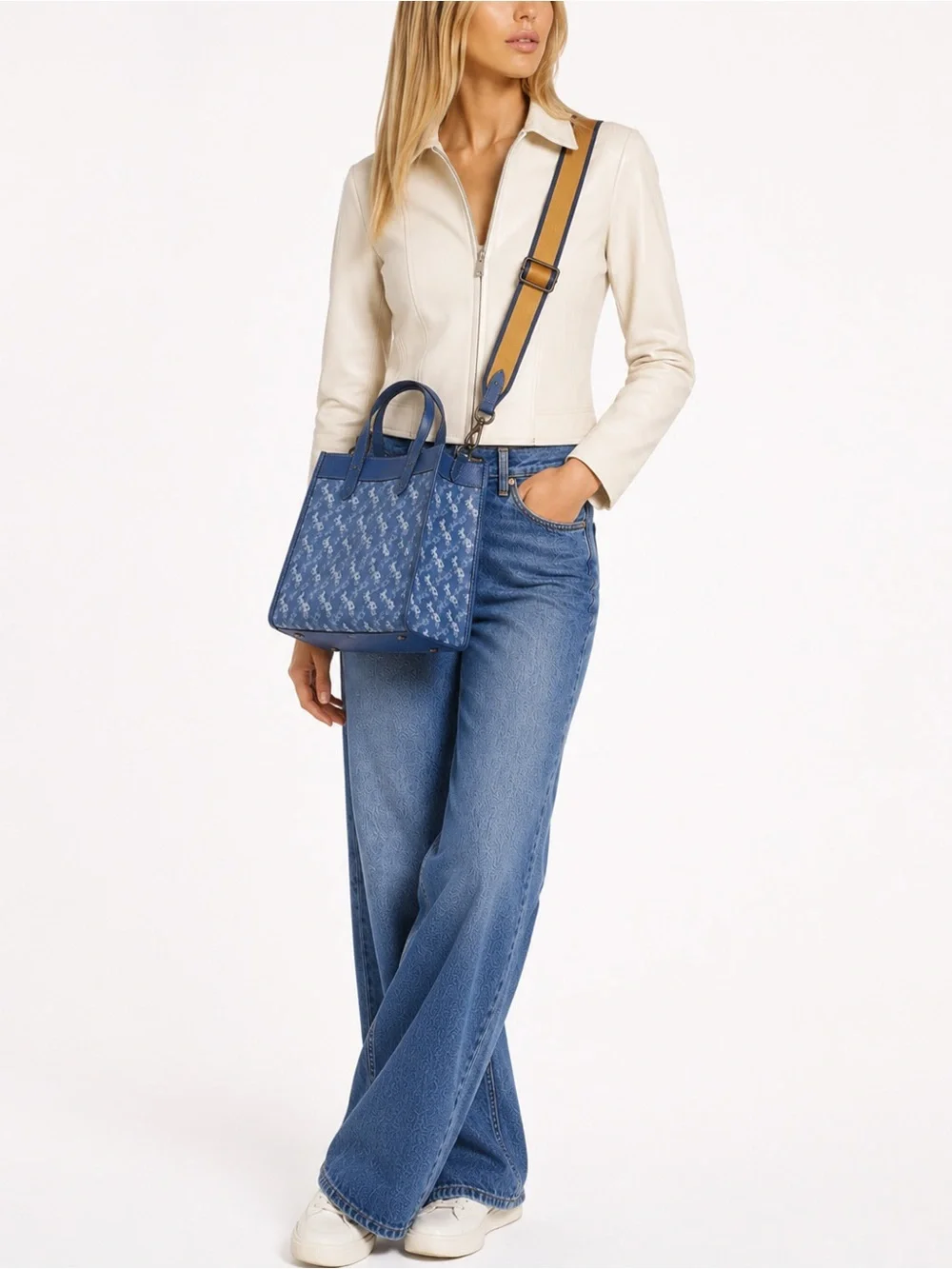 Coach Field 30 Tote bag With Horse And Carriage Print in blue with chain charm